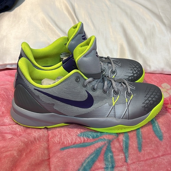 SALE 🔥🔥Vintage Collector Kobe Venomenon 4 Grey. Size:9.5. Serious offers only. - Picture 4 of 10